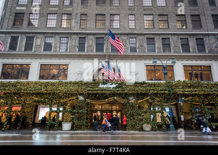 Lord & Taylor in New York, leiden derzeit die Demütigung von Gerüsten vor ihren Haupteingang verwandelt Zitronen Limonade durch drehen den Bau Schuppen in einer beleuchteten Arkade auf Dienstag, 1. Dezember 2015 gesehen.  (© Richard B. Levine) Stockfoto