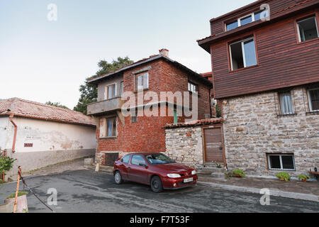 Nessebar, Bulgarien - 20. Juli 2014: Altstadt Nessebar Straßenansicht mit alten hölzernen Wohnhäuser Stockfoto