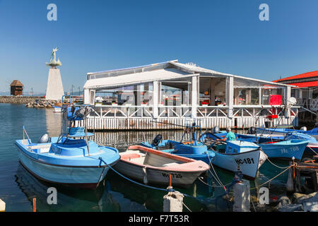 Nessebar, Bulgarien - 21. Juli 2014: Bunte Holzboote sind vor kleinen schwimmenden Restaurant in der Altstadt Nessbur vertäut Stockfoto