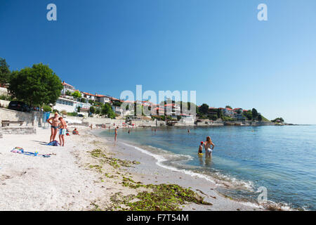 Nessebar, Bulgarien - 21. Juli 2014: Öffentlicher Strand mit entspannenden Menschen in der Altstadt von Nessebar, Schwarzmeer-Küste Stockfoto