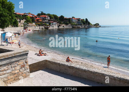 Nessebar, Bulgarien - 21. Juli 2014: Öffentlicher Strand mit entspannenden Menschen in der alten Stadt Nessebar, Schwarzmeer-Küste Stockfoto