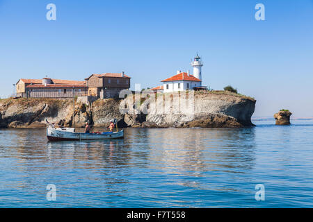 Burgas, Bulgarien - 22. Juli 2014: Fischer im Holzboot in der Nähe von Saint Anastasia Insel. Schwarzes Meer Stockfoto