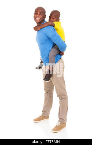 Afrikanischen Vater gibt seinem Sohn Huckepack Reiten auf weißem Hintergrund Stockfoto