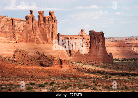 Gerichtsgebäude Türmen, drei Klatsch auf der linken Seite, Sheep Rock im Zentrum, Arches-Nationalpark, Utah, USA Stockfoto