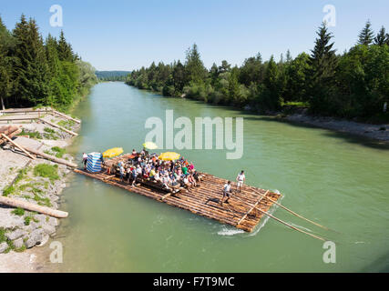 Floß starten am Fluss Isar, Floßfahrt, Natur reservieren Isarauen, Pupplinger Au, Wolfratshausen, Bayern, Oberbayern Stockfoto