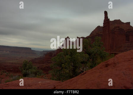 Auf den höheren Teilen der Fisher Towers Strecke ist der Colorado River sichtbar, wie er windet sich durch die roten Felsen. Stockfoto