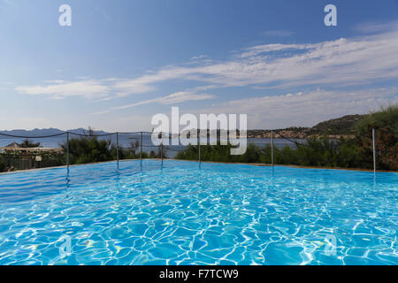 Schwimmbad mit Blick auf die Küste in Sardinien Stockfoto