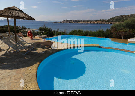 Schwimmbad mit Blick auf die Küste in Sardinien Stockfoto