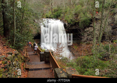 Besucher genießen Sie malerische Dry Falls im Nantahala National Forest, North Carolina Stockfoto