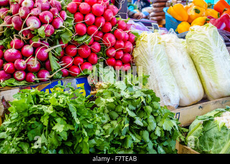 Frisches Gemüse zum Verkauf an einen Bauernmarkt in Pjatigorsk, Russland Stockfoto