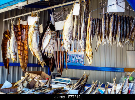 Gesalzenem Trockenfisch auf einem Bauernmarkt in Pjatigorsk, Russland Stockfoto