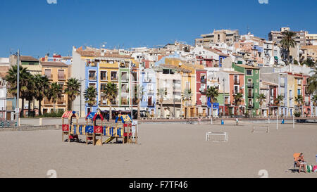 La Vila Joiosa oder Villajoyosa, Alicante, Spanien. Ein Küstenort mit bunten Fishermans Häuser Tumbling down zu goldenen Stränden Stockfoto