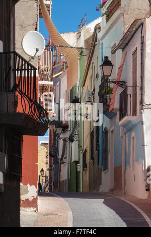 La Vila Joiosa oder Villajoyosa, Alicante, Spanien. Ein Küstenort mit bunten Fishermans Häuser Tumbling down zu goldenen Stränden Stockfoto