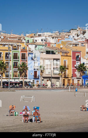 La Vila Joiosa oder Villajoyosa, Alicante, Spanien. Ein Küstenort mit bunten Fishermans Häuser und Menschen am Strand Liegestuhl Stockfoto