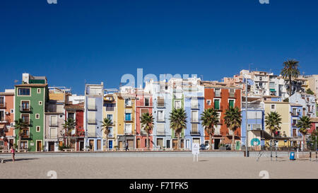 La Vila Joiosa oder Villajoyosa, Alicante, Spanien. Ein Küstenort mit bunten Fishermans Häuser Tumbling down zu goldenen Stränden Stockfoto