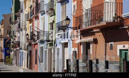 La Vila Joiosa oder Villajoyosa, Alicante, Spanien. Ein Küstenort mit bunten Fishermans Häuser Tumbling down zu goldenen Stränden Stockfoto