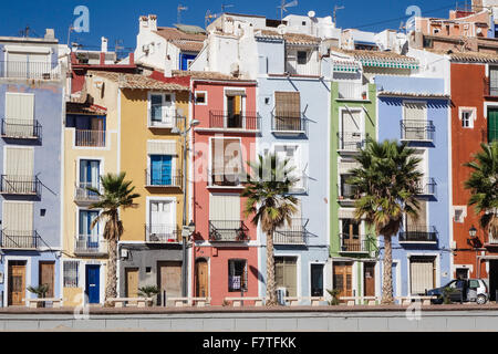 La Vila Joiosa oder Villajoyosa, Alicante, Spanien. Ein Küstenort mit bunten Fishermans Häuser Tumbling down zu goldenen Stränden Stockfoto