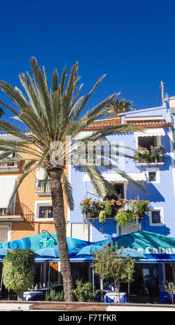 La Vila Joiosa oder Villajoyosa, Alicante, Spanien. Ein Küstenort mit bunten Fishermans Häuser Tumbling down zu goldenen Stränden Stockfoto