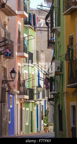 La Vila Joiosa oder Villajoyosa, Alicante, Spanien. Ein Küstenort mit bunten Fishermans Häuser Tumbling down zu goldenen Stränden Stockfoto