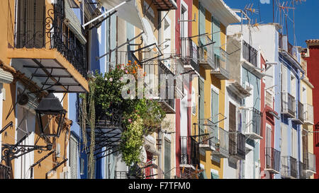 La Vila Joiosa oder Villajoyosa, Alicante, Spanien. Ein Küstenort mit bunten Fishermans Häuser Tumbling down zu goldenen Stränden Stockfoto