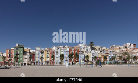 La Vila Joiosa oder Villajoyosa, Alicante, Spanien. Ein Küstenort mit bunten Fishermans Häuser Tumbling down zu goldenen Stränden Stockfoto