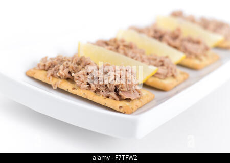 Thunfisch Fleisch auf Cracker als Snack oder Vorspeise auf weißem Hintergrund Stockfoto