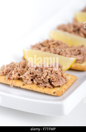 Thunfisch Fleisch auf Cracker als Snack oder Vorspeise auf weißem Hintergrund Stockfoto