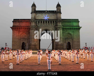 Mumbai, Indien. 2. Dezember 2015. Mitglieder der indischen Marine Band führen während der Proben für die Marine Day Celebration in Mumbai, Indien, 2. Dezember 2015. Indien feiert den Tag der Marine am 4. Dezember. © Stringer/Xinhua/Alamy Live-Nachrichten Stockfoto