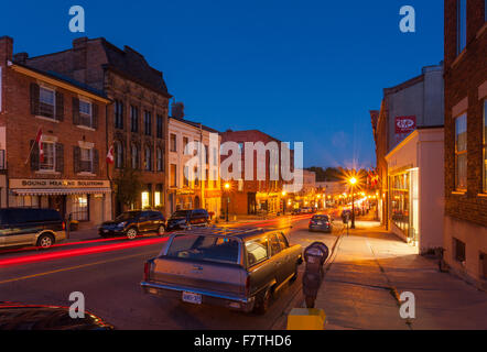 Walton Street mit Rambler Ambassador im Vordergrund in der Innenstadt von Port Hope in der Abenddämmerung. Ontario, Kanada. Stockfoto