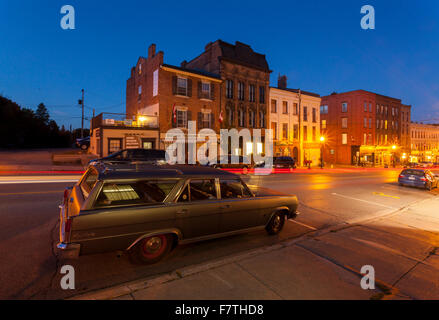 Walton Street mit Rambler Ambassador im Vordergrund in der Innenstadt von Port Hope in der Abenddämmerung. Ontario, Kanada. Stockfoto