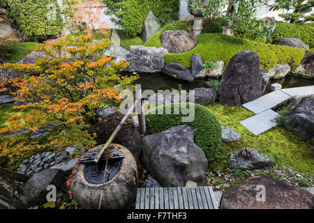Zuiko-in ist ein Sub-Tempel der Manpuku-Ji mit einem modernen Zengarten umgibt die Haupthalle des kleinen Tempels. Stockfoto