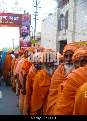 Heilige Männer Essen Kumbh Mela Festival in Haridwar Indien warten Stockfoto