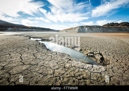 Cachuma Lake, Kalifornien, USA. 2. Dezember 2015. Während die schwere Dürre in Kalifornien für eine vierte gerade weiter erreichen Jahr, Wasserstände in Seen und Stauseen des Landes historischen Tiefstand. Cachuma Lake, die primäre Quelle für Trinkwasser für etwa ein Viertel der 1 Million Einwohner auf der Central Coast, war 14 Prozent seiner Kapazität ab 2. Dezember 2015. Wasserstände am Stausee sind mehr als 80 Fuß gesunken, seit 2011, und ein beträchtlicher Teil der schlammigen Gewässergrund ist jetzt ausgesetzt (Scott London/Alamy Live News) Stockfoto