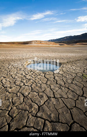 Cachuma Lake, Kalifornien, USA. 2. Dezember 2015. Während die schwere Dürre in Kalifornien für eine vierte gerade weiter erreichen Jahr, Wasserstände in Seen und Stauseen des Landes historischen Tiefstand. Cachuma Lake, die primäre Quelle für Trinkwasser für etwa ein Viertel der 1 Million Einwohner auf der Central Coast, war 14 Prozent seiner Kapazität ab 2. Dezember 2015. Wasserstände am Stausee sind mehr als 80 Fuß gesunken, seit 2011, und ein beträchtlicher Teil der schlammigen Gewässergrund jetzt ausgesetzt ist, enthüllt zahlreiche kleine Dolinen. (Scott London/Alamy Live-Nachrichten) Stockfoto