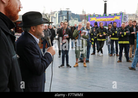 London, UK. 2. Dezember 2015. George Galloway, London Bürgermeisterkandidat, richtet sich den Protest durch die Feuerwehr vor dem Rathaus. Bildnachweis: Mark Kerrison/Alamy Live-Nachrichten Stockfoto