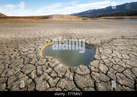 Cachuma Lake, Kalifornien, USA. 2. Dezember 2015. Während die schwere Dürre in Kalifornien für eine vierte gerade weiter erreichen Jahr, Wasserstände in Seen und Stauseen des Landes historischen Tiefstand. Cachuma Lake, die primäre Quelle für Trinkwasser für etwa ein Viertel der 1 Million Einwohner auf der Central Coast, war 14 Prozent seiner Kapazität ab 2. Dezember 2015. Wasserstände am Stausee sind mehr als 80 Fuß gesunken, seit 2011, und ein beträchtlicher Teil der schlammigen Gewässergrund jetzt ausgesetzt ist, enthüllt zahlreiche kleine Dolinen. (Scott London/Alamy Live-Nachrichten) Stockfoto