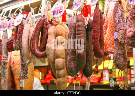 Eine Vielzahl von lokal produzierten Würste auf einem Marktstand in Barcelona, Spanien Stockfoto