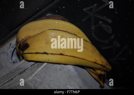 Eine Bananenschale auf der Straße zu legen Stockfoto