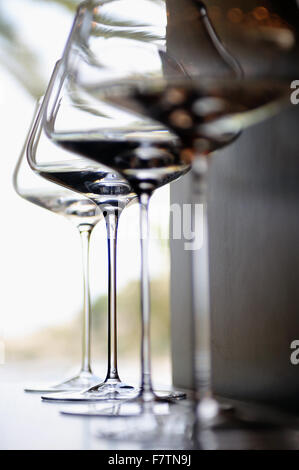 Leere sehr elegante Weingläser auf Tisch dekoriert Stockfoto