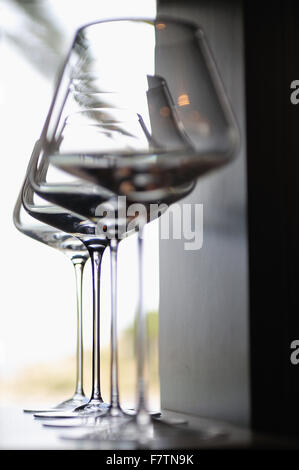 Leere sehr elegante Weingläser auf Tisch dekoriert Stockfoto
