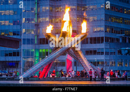 Kanadier feiern 2014 Olympic Hockey gold Medaillen durch Raffung an den Kessel 2010 Olympische Feuer in Vancouver, Britisch-Co Stockfoto