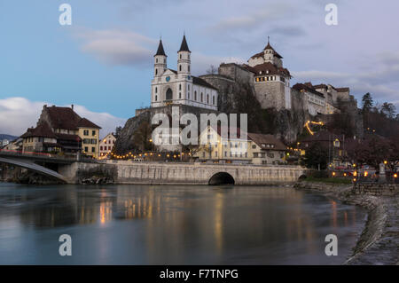 Kirche und Festung des mittelalterlichen Städtchens Aarburg, Schweiz, kurz nach Sonnenuntergang in Abenddämmerung. Stockfoto