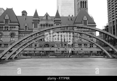 Architektonische Details von Nathan Phillips Square und das alte Rathaus in Toronto, Kanada Stockfoto