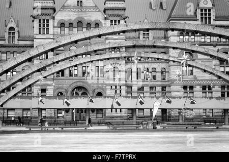 Architektonische Details von Nathan Phillips Square und das alte Rathaus in Toronto, Kanada Stockfoto