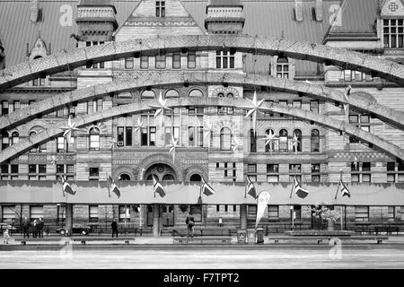 Architektonische Details von Nathan Phillips Square und das alte Rathaus in Toronto, Kanada Stockfoto