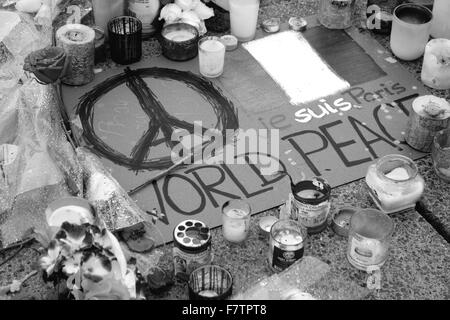 Nachrichten, Kerzen und Blumen am Paris Terror Attack Memorial in Toronto, Kanada Stockfoto