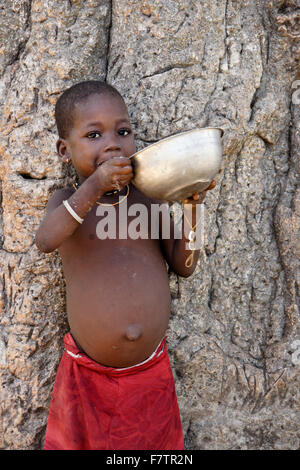 Scheuen Kind essen Brei, Koutammakou, "Land der Batammariba," Togo Stockfoto