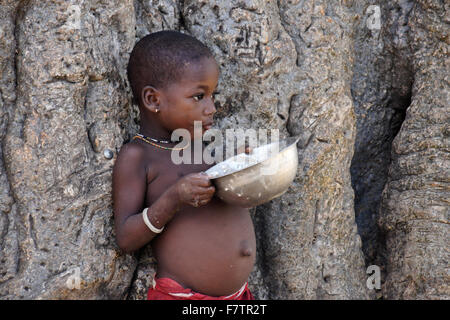 Scheuen Kind essen Brei, Koutammakou, "Land der Batammariba," Togo Stockfoto