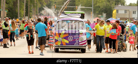 Bettendorf, Iowa, USA. 4. Juli 2015. Gleitkommazahl Gefrierschrank Pops Austeilen ist ein beliebtes Teilnehmer während der jährlichen Fourth Of July Parade in Bettendorf. © John Schultz/Quad-Stadt Times/ZUMAPRESS.com/Alamy Live-Nachrichten Stockfoto