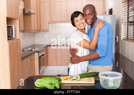 romantisches afroamerikanischen paar umfassend in Küche Stockfoto